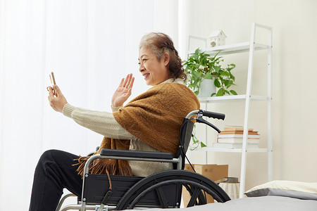 舒适家人居家老人给家人视频通话背景