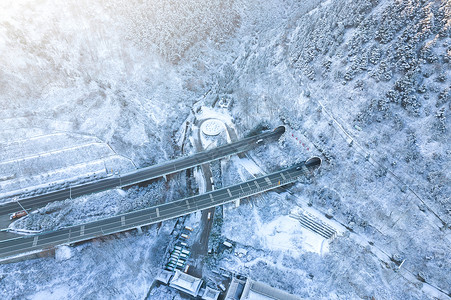 冬季的秦岭高速公路隧道图片