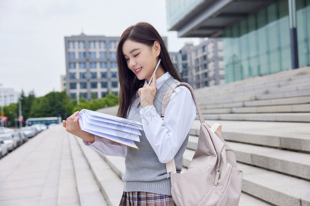 少女学习图书馆里的女学生形象背景