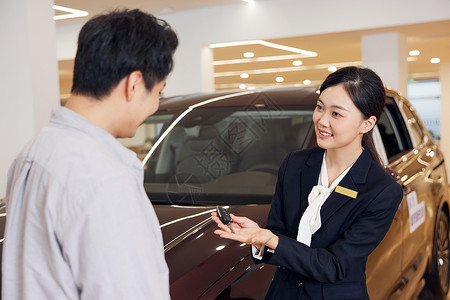 汽车销售向顾客交付钥匙图片