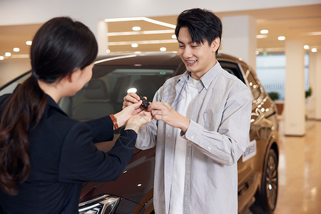 汽车销售交付钥匙给男性顾客高清图片