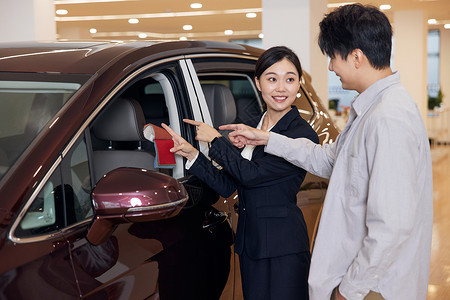汽车导购员向顾客介绍车型高清图片