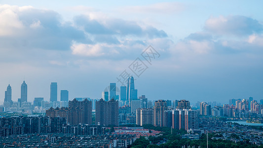 乌云笼罩下的都市高清摄影图背景图片