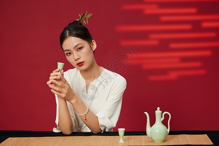 中国风女性手拿酒杯高清图片
