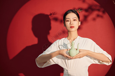 中国红酒古风女性手拿酒壶背景