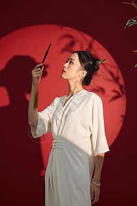 传统国风女性手拿扇子背景图片