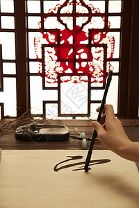 传统古风窗台前用毛笔写字背景图片