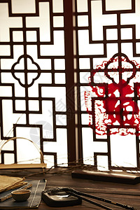 古风窗台贴着红色窗花图片