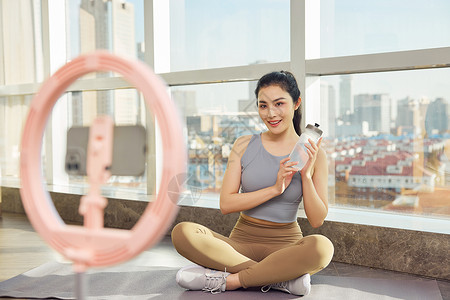 进行直播锻炼教学的运动女性图片