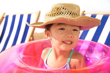 戴着游泳圈的女孩线稿戴着遮阳帽的小女孩背景