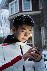 微信下雪素材男孩在院子里玩手机背景
