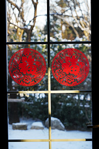 红色雪花剪纸窗户雪景背景