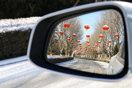 汽车后视镜模糊雪景高清图片