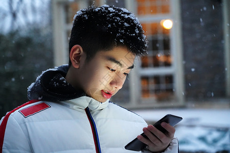 微信雪花素材男孩在院子里玩手机背景