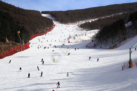 小孩俯视滑雪场背景