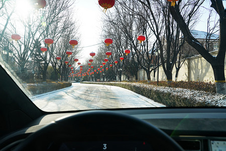 别墅区雪景透过窗户往外雪景高清图片