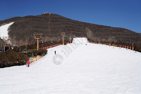 滑雪场一群人在雪山顶高清图片