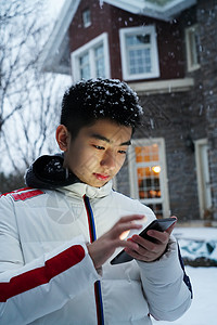 微信雪花素材男孩在院子里玩手机背景