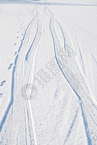 破旧轮胎印雪景背景