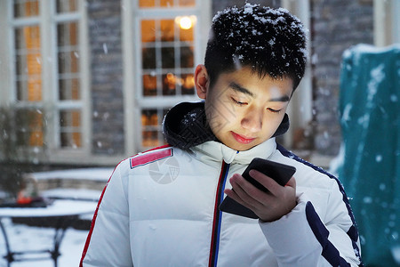 微信下雪素材男孩在院子里玩手机背景