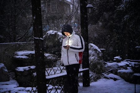 微信雪花素材男孩在院子里玩手机背景