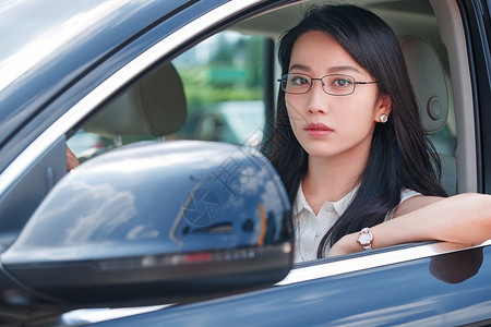 驾驶眼镜开车的知青年女人背景