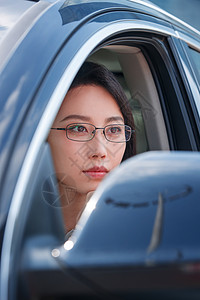 开车的知青年女人背景图片