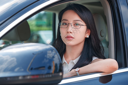 开车的知青年女人图片