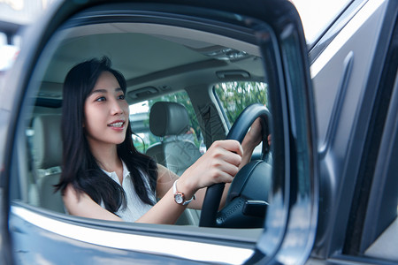 后视镜里驾车的青年女人图片