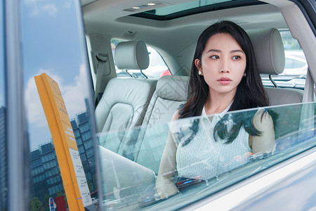 透过窗户往外表现积极汽车里的青年女子背景