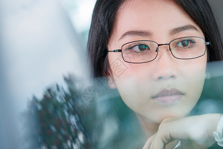 青年女人坐在汽车里向外看高清图片