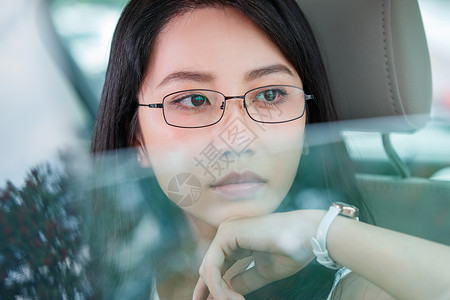 青年女人坐在汽车里向外看高清图片