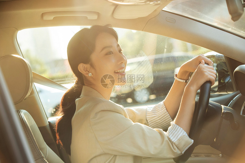 快乐的青年女人开车图片