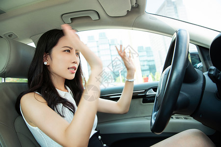 开车表情驾车抓狂的青年女人背景