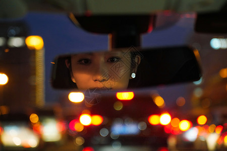 堵车后视镜显示的青年女人高清图片