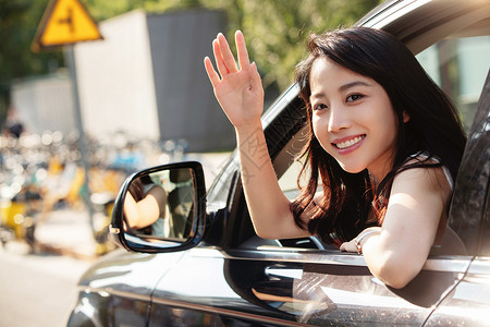 扭头中国开车打招呼的青年女人背景