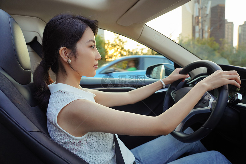 开车的青年女人图片