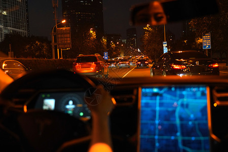 汽车显示汽车驾驶时屏幕上显示的实时路况背景