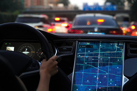 显示女人素材汽车驾驶时屏幕上显示的实时路况背景