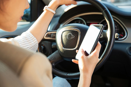 开车使用手机的青年女人高清图片