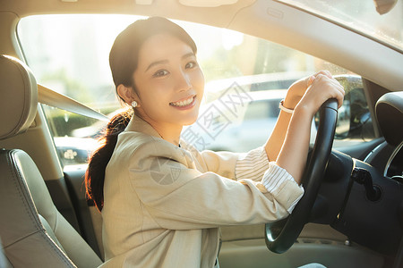 快乐的青年女人开车高清图片