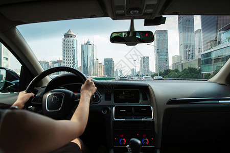 成功的路年轻女人驾驶汽车背景