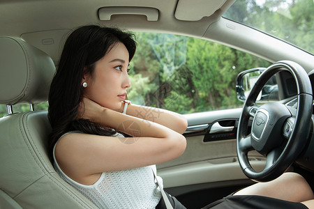 驾驶座上的青年女人按摩颈椎图片