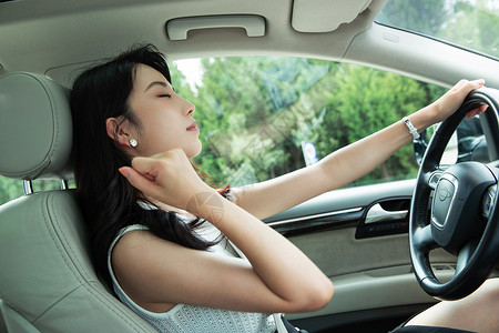 驾驶座上疲倦的青年女人高清图片