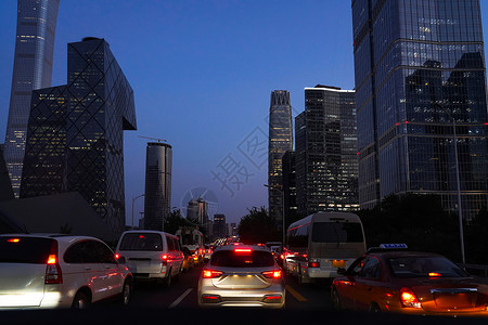 夜晚的北京国贸交通图片
