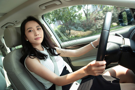 漂亮的青年女人驾车图片