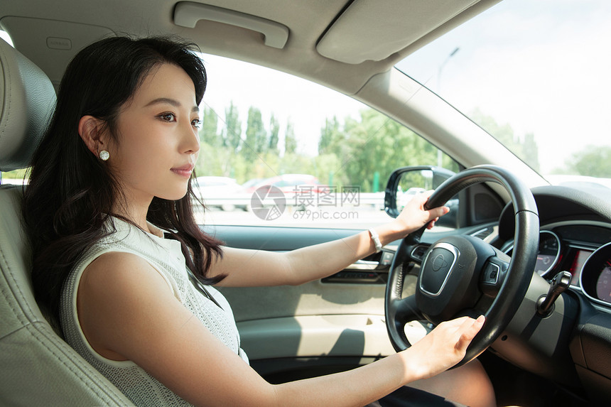 开车的漂亮的青年女人图片