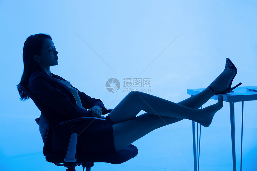 商务女士靠在椅子上休息图片