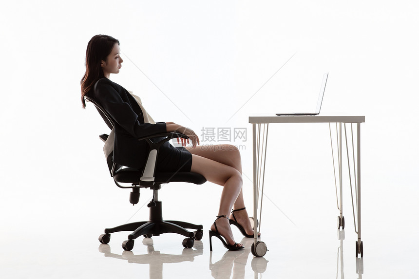 坐在办公桌前的商务女士图片