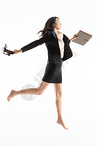 奔跑跳跃的商务女青年图片